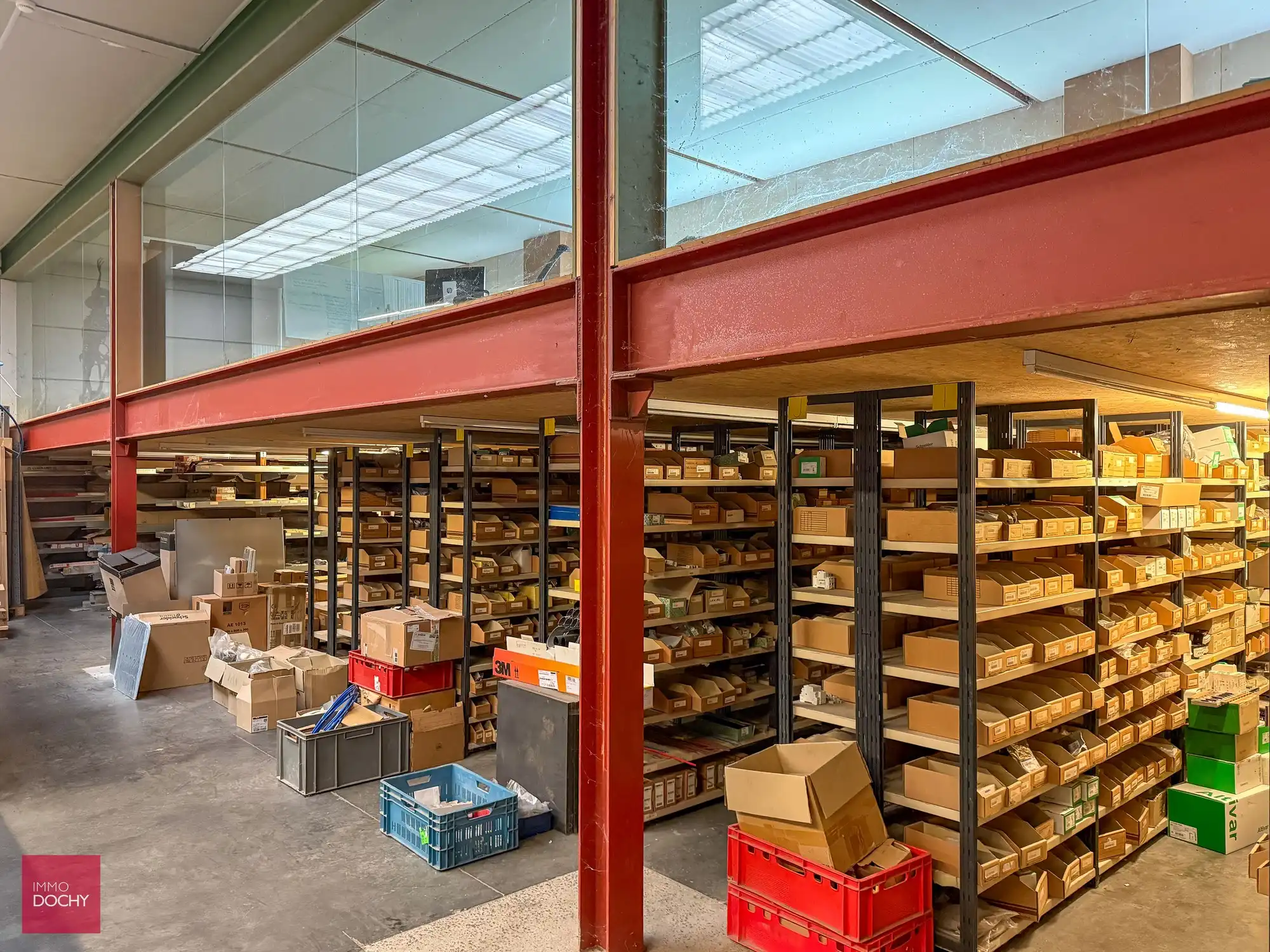 Vlot toegankelijk magazijn / werkplaats met burelen | Wagenaarstraat foto 3