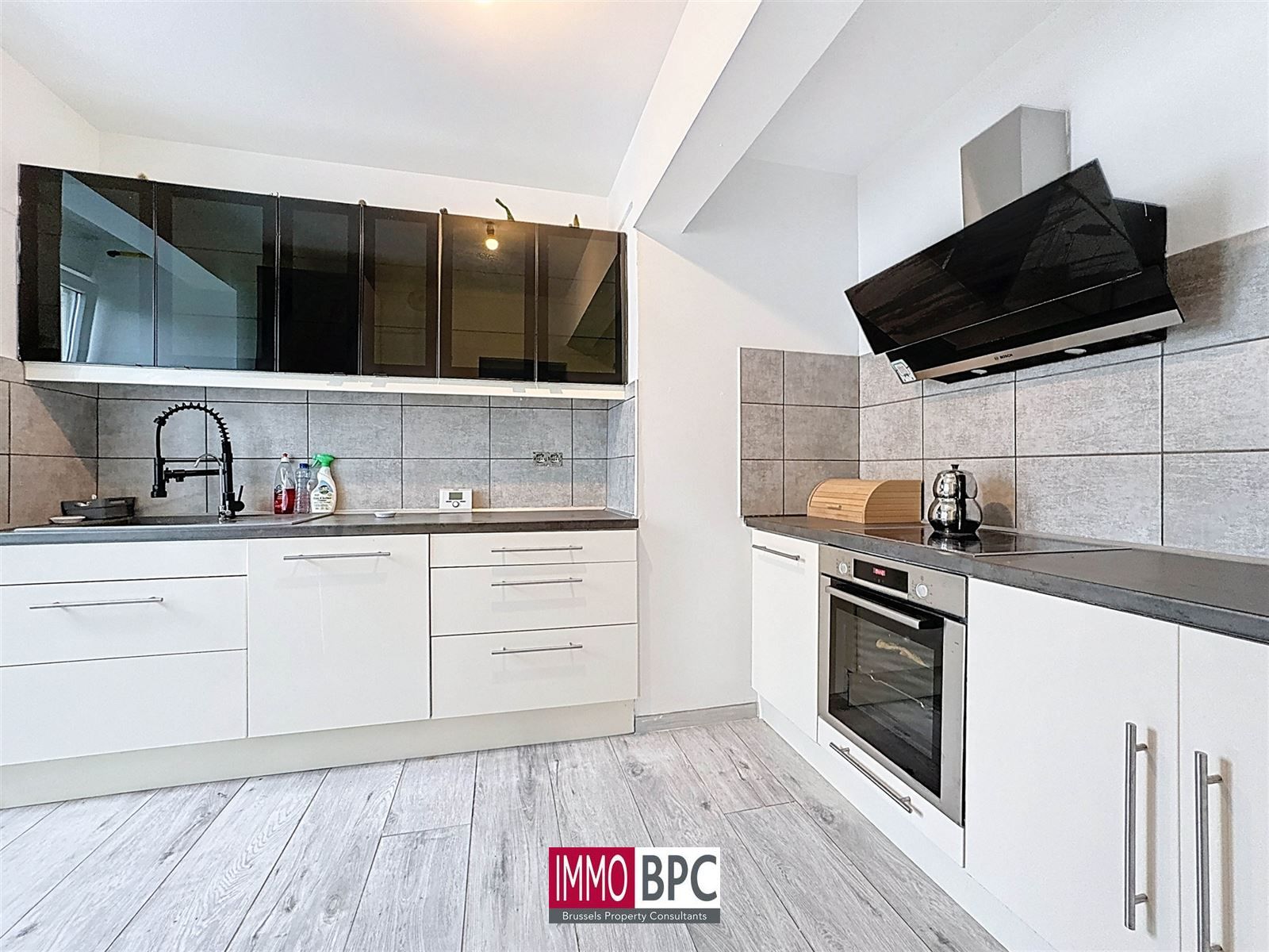 instapklaar appartement met 2 slaapkamers in rustige straat foto {{pictureIndex}}