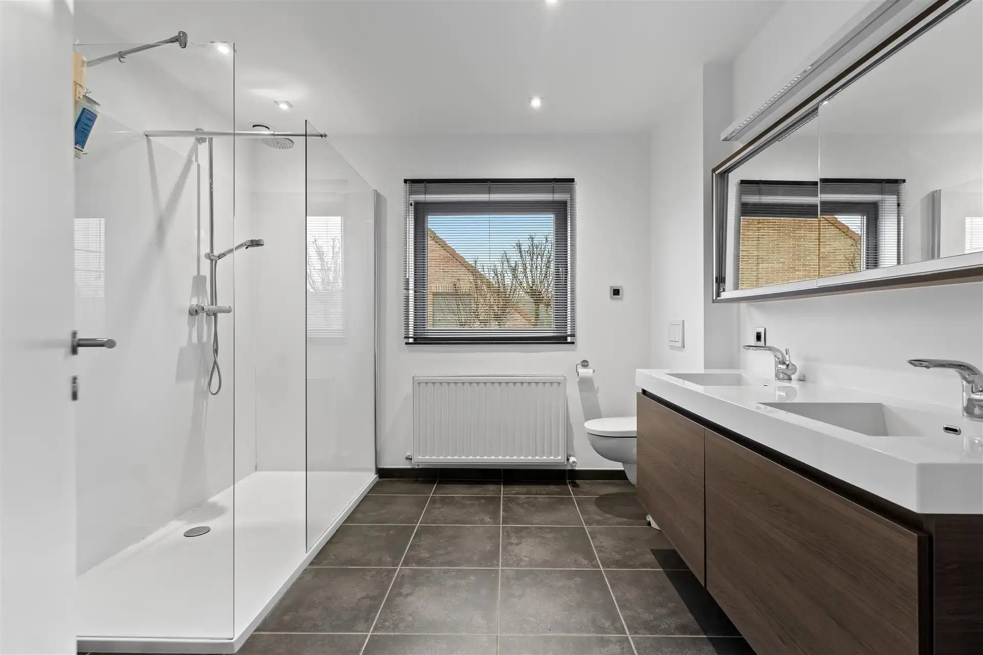 Recente halfopen bebouwing uit 2010, instapklaar met tuin en zwembad. foto 18