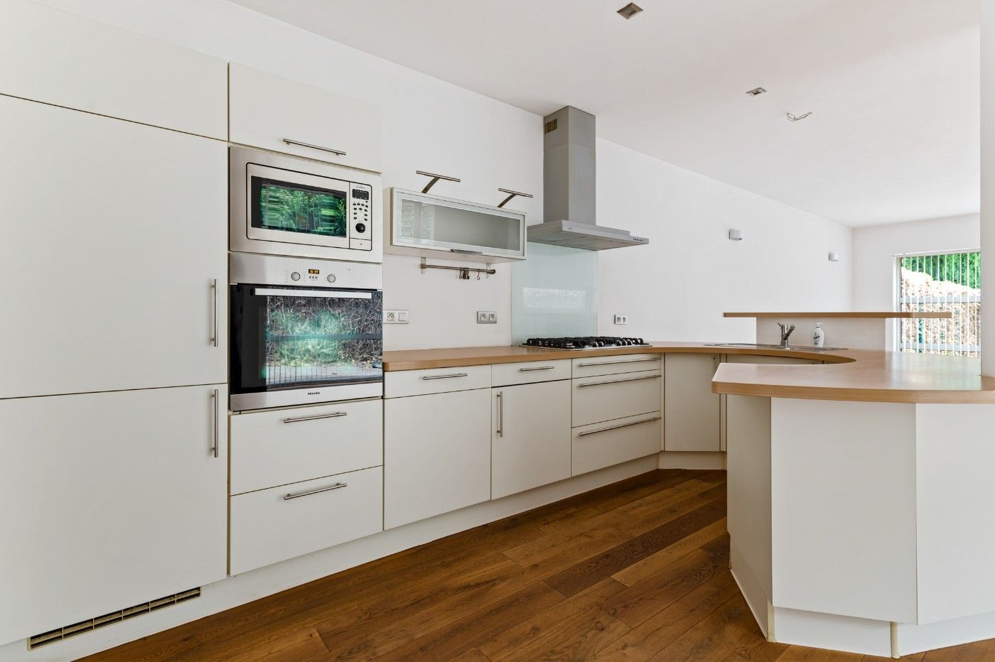Ruime, instapklare woning met 3 slpk., dubbele garage en tuin foto 8