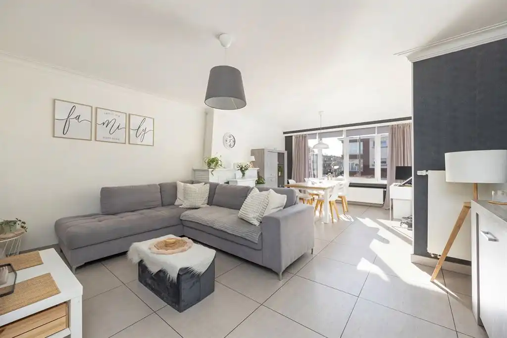 Instapklaar appartement met terras nabij Rivierenhof foto {{pictureIndex}}