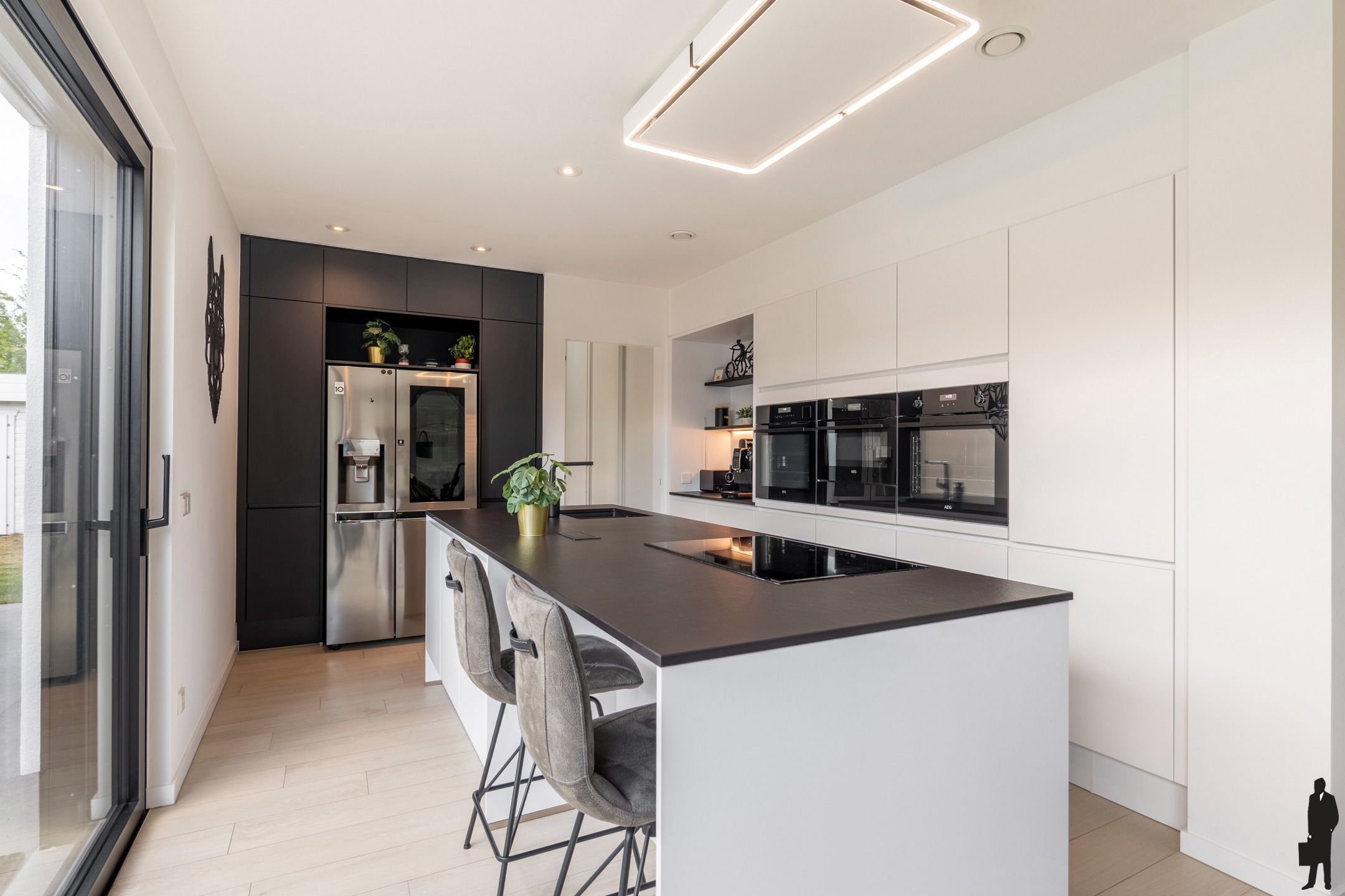 Villa met 4slks, 2bdks en verwarmd zwembad op 1200 m² foto 8