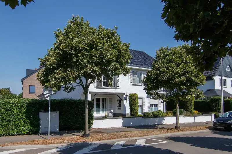 Hoofdfoto van de publicatie: AUTHENTIEKE VILLA IN RESIDENTIËLE OMGEVING, KARAKTERVOL WONEN AAN DE STADSRAND