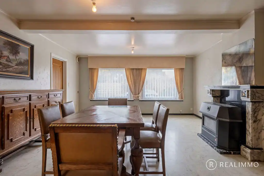 Stevige te renoveren woning in hartje Zwevegem! foto 4