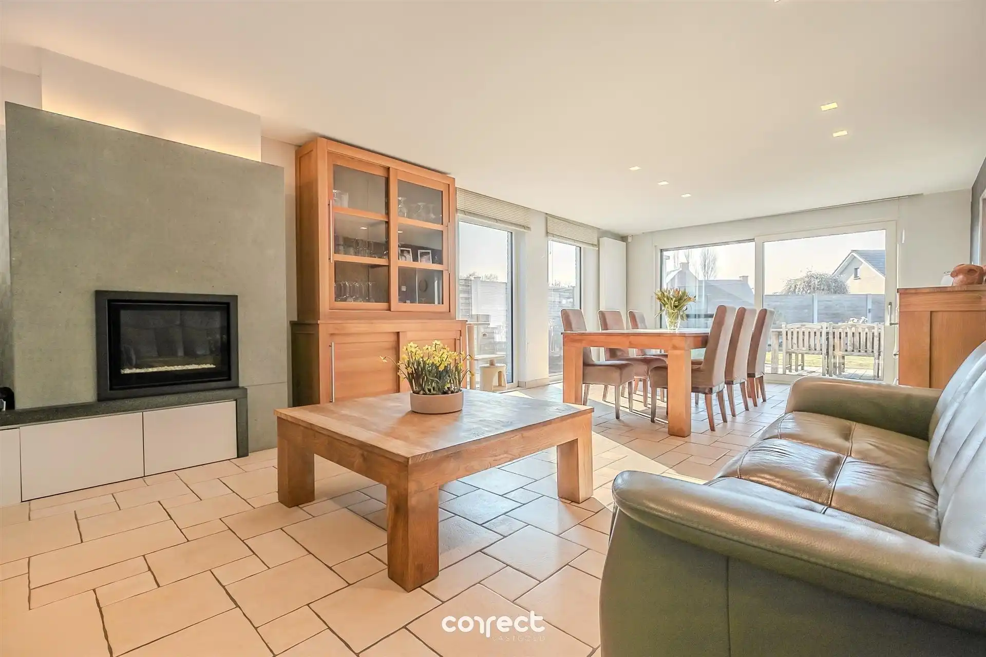 Ruime, open bebouwing met 5 slaapkamers en grote garage. foto 3