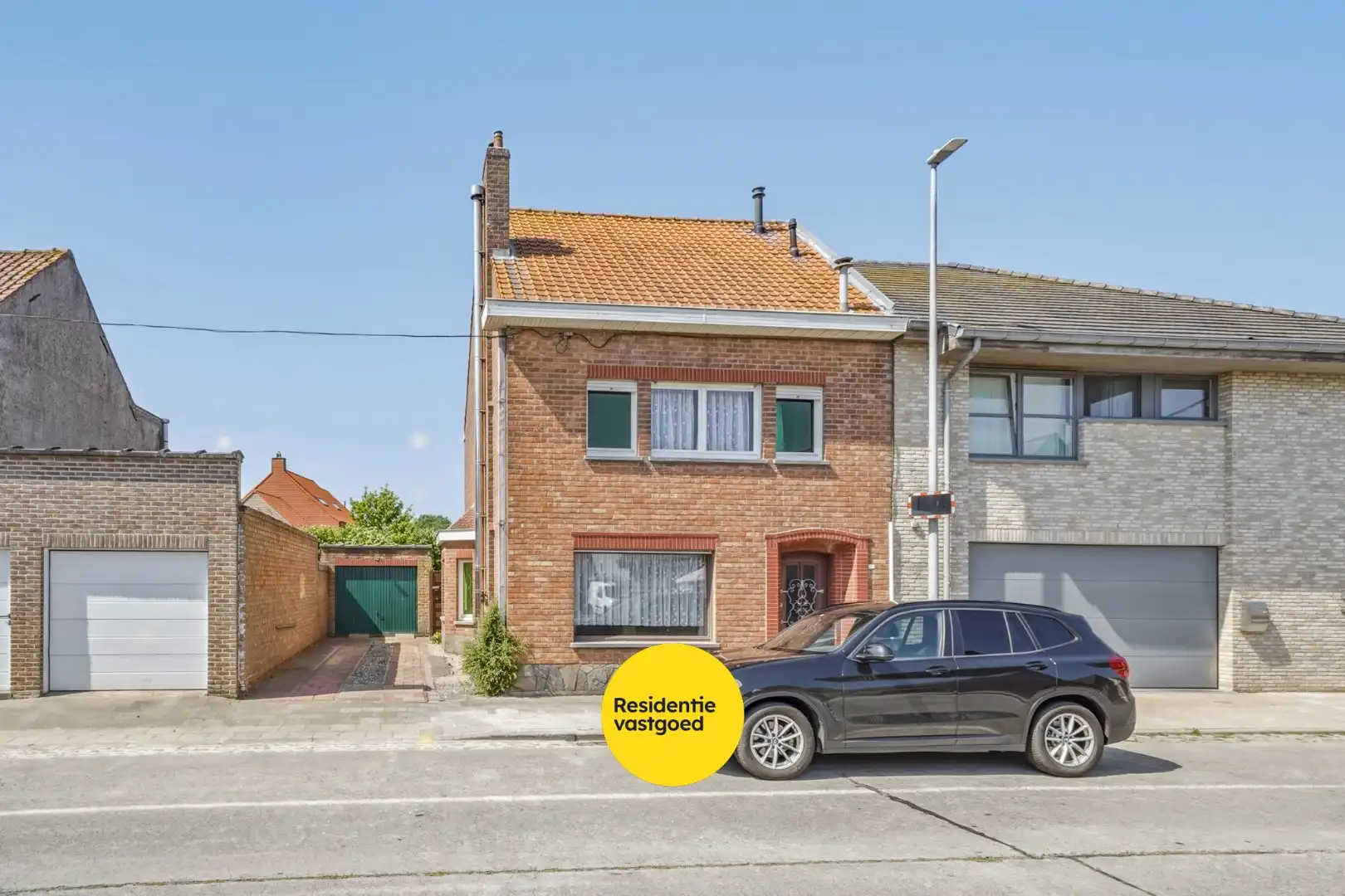 Ruime halfopen woning met 4 slaapkamers, tuin en garage foto 3