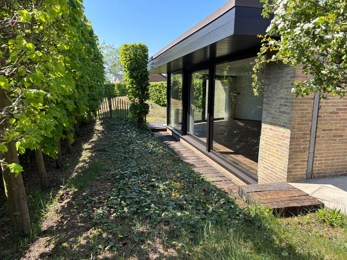 Bijzondere modernistische Villa te huur residentieel gelegen foto 18