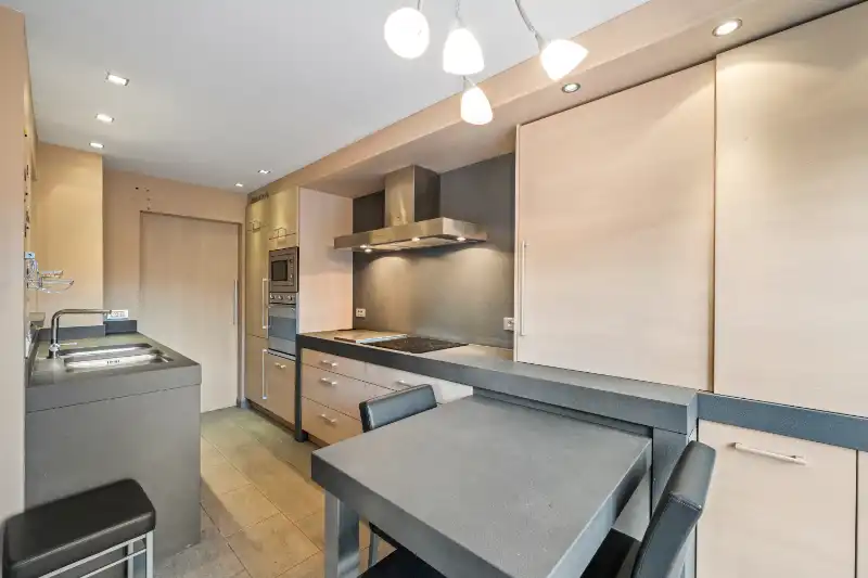 Zonnebeke. Half-open polyvalent ruim gebouw / handelshuis met apart magazijn van +/- 170m2 en  3-5 slaapkamers en apart kantoor / hobby / handelsruimte. Goede staat ! foto 3