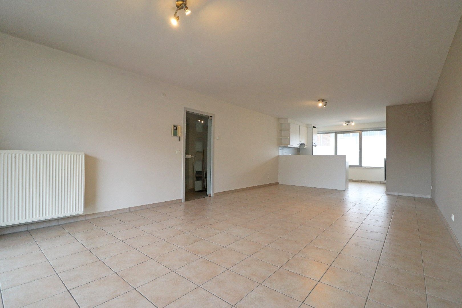 Verzorgd appartement met autostaanplaats foto 2