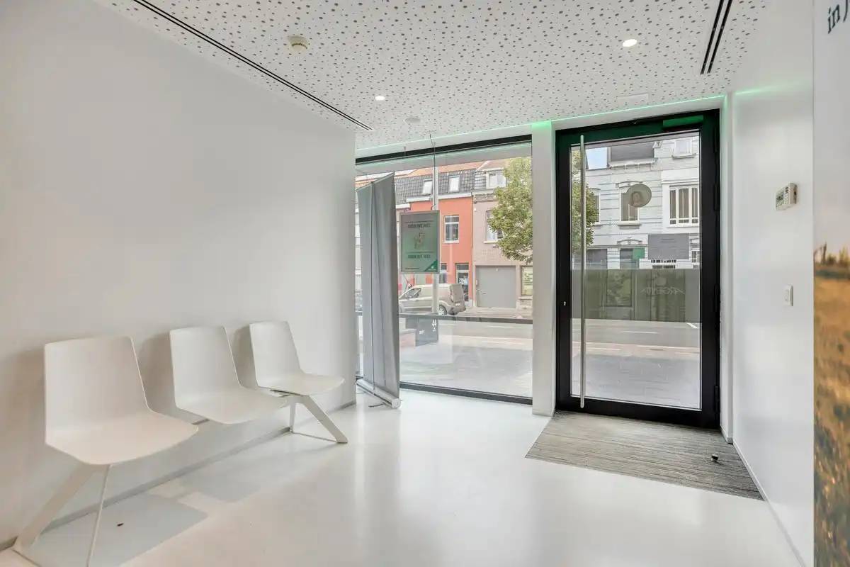 Verhuurde opbrengsteigendom met handelsruimte en duplex  foto 4