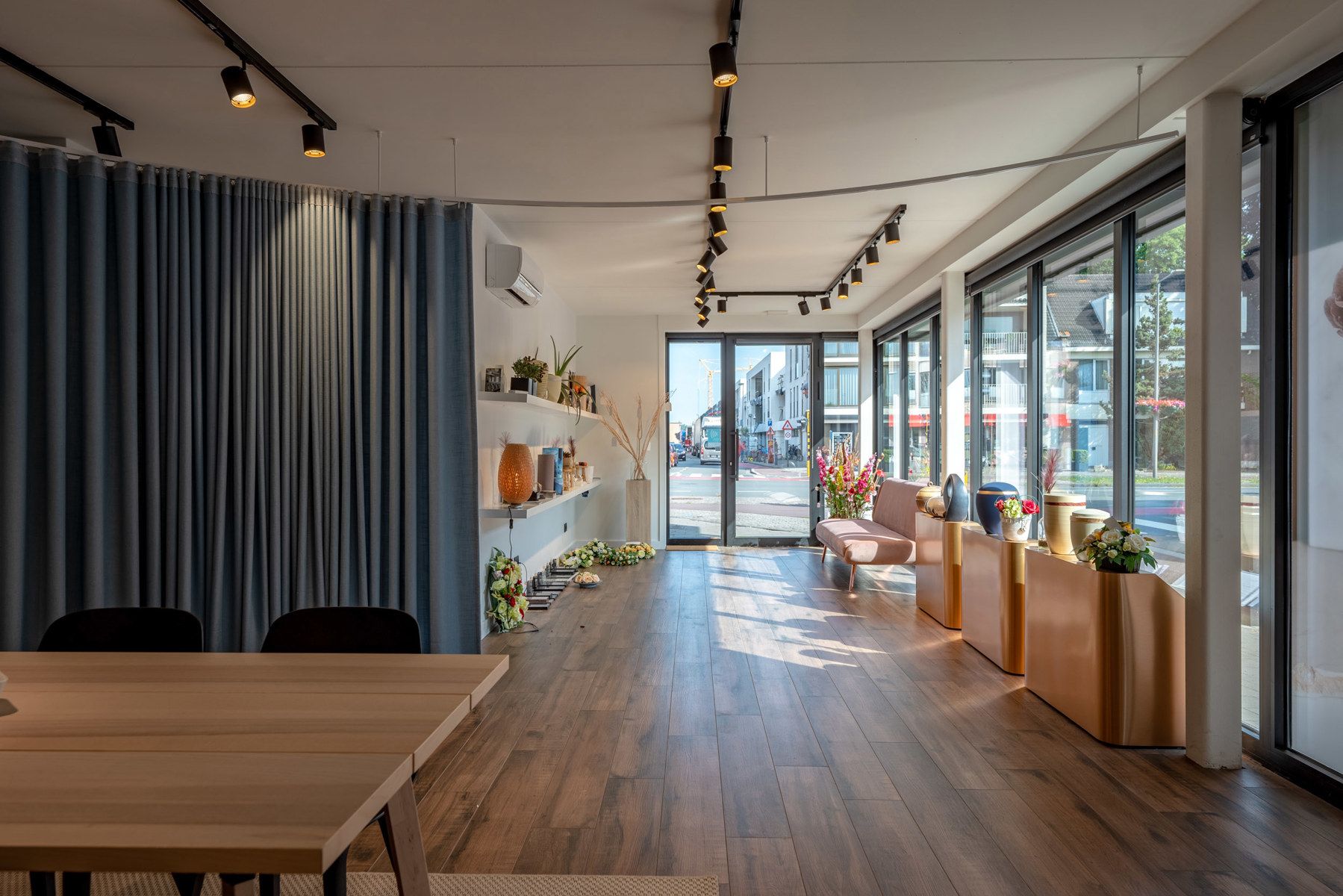 Handelsgelijkvloers (80m²) in het centrum van Stabroek met inpandige garage!  foto 4