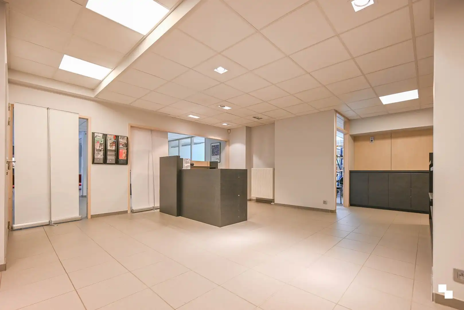 Deels ingerichte handelsruimte op toplocatie te Sint-Andries foto 13