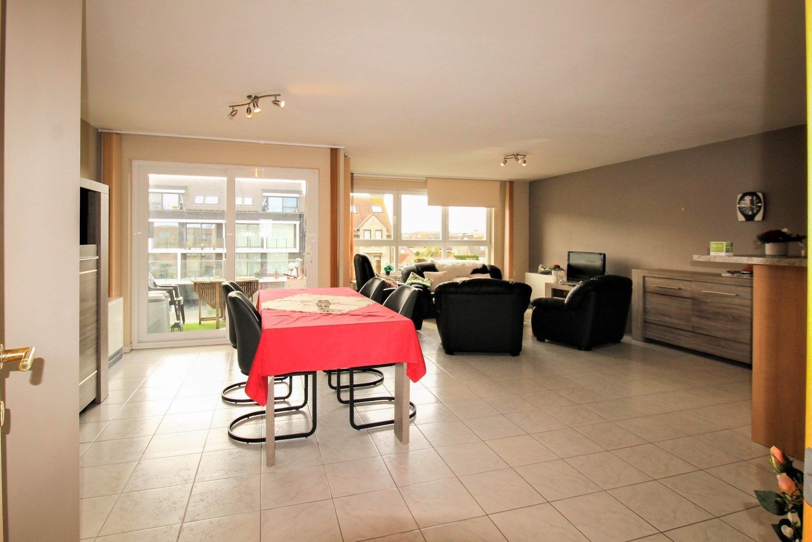 Ruim appartement met zuidgericht terras foto 2