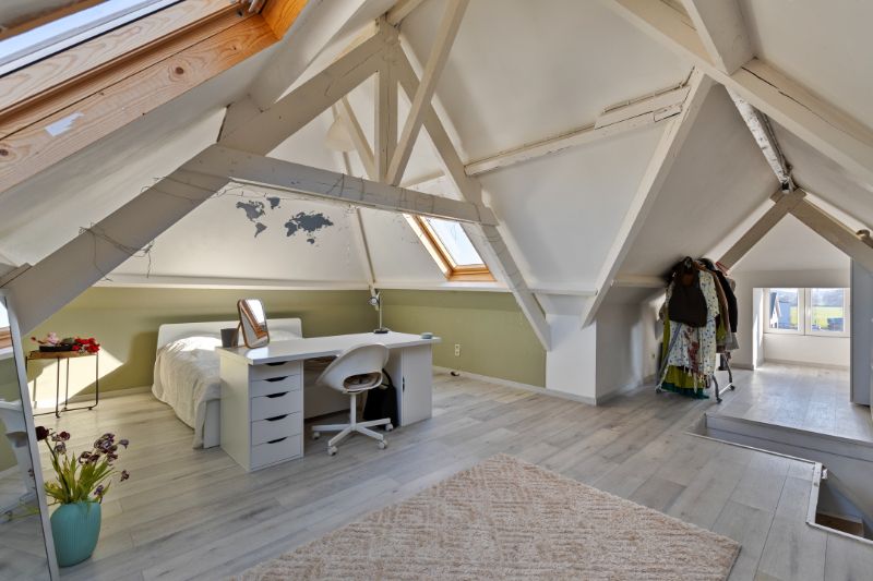 Hoofdfoto van de publicatie: RUIME, LICHTRIJKE ALLEENSTAANDE WONING MET VEEL POTENTIEEL