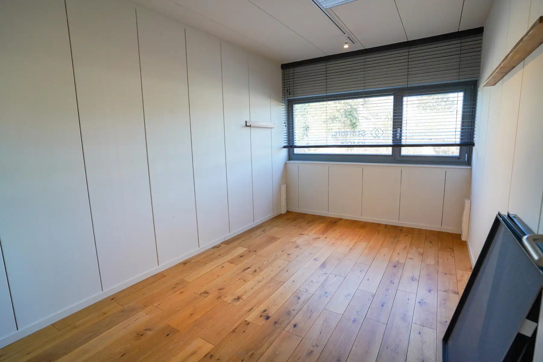 Rustige en betaalbare kantoorruimte met A-label, groot terras en 4 parkeerplaatsen foto 11