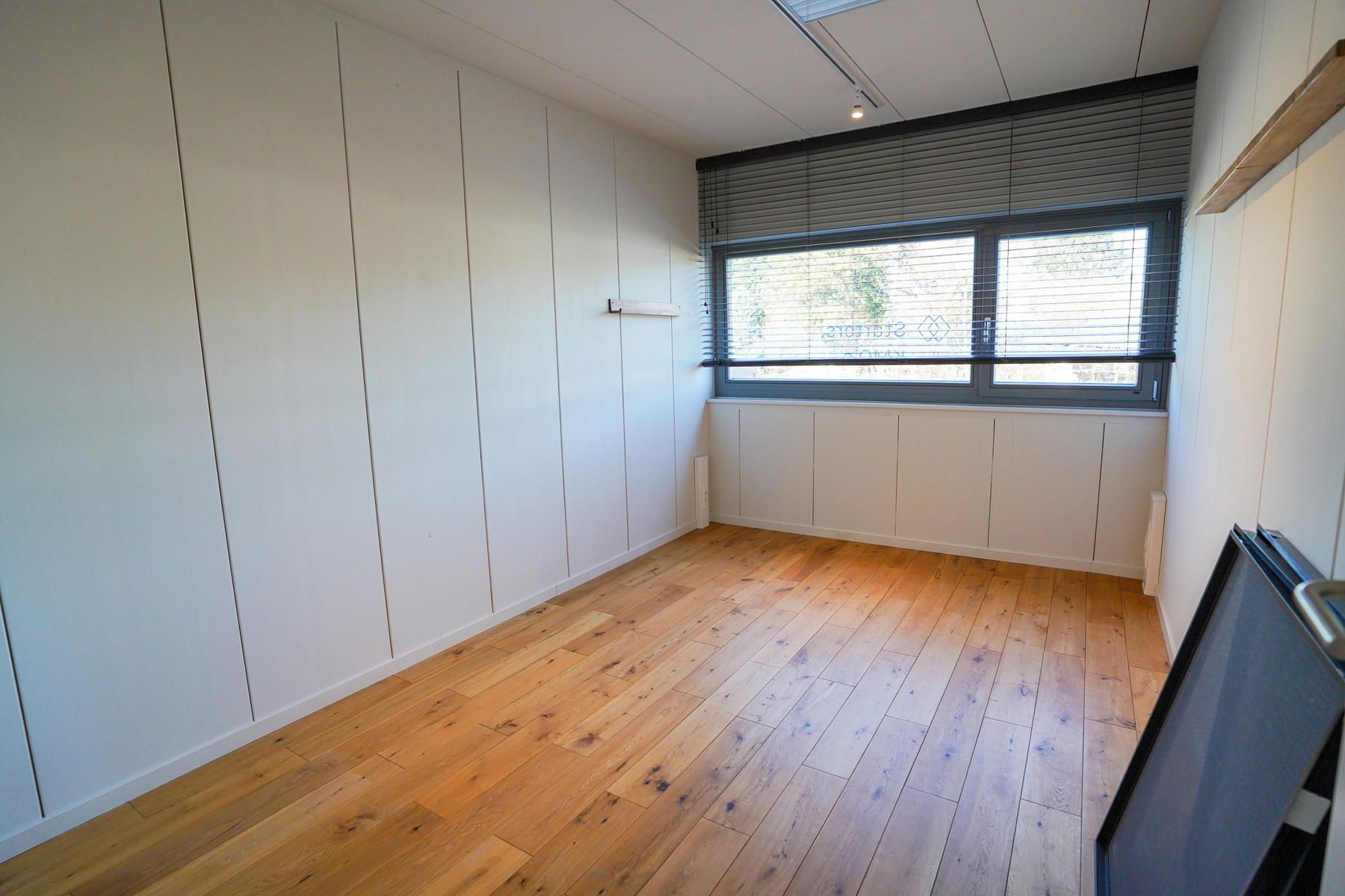 Rustige en betaalbare kantoorruimte met A-label, groot terras en 4 parkeerplaatsen foto 11