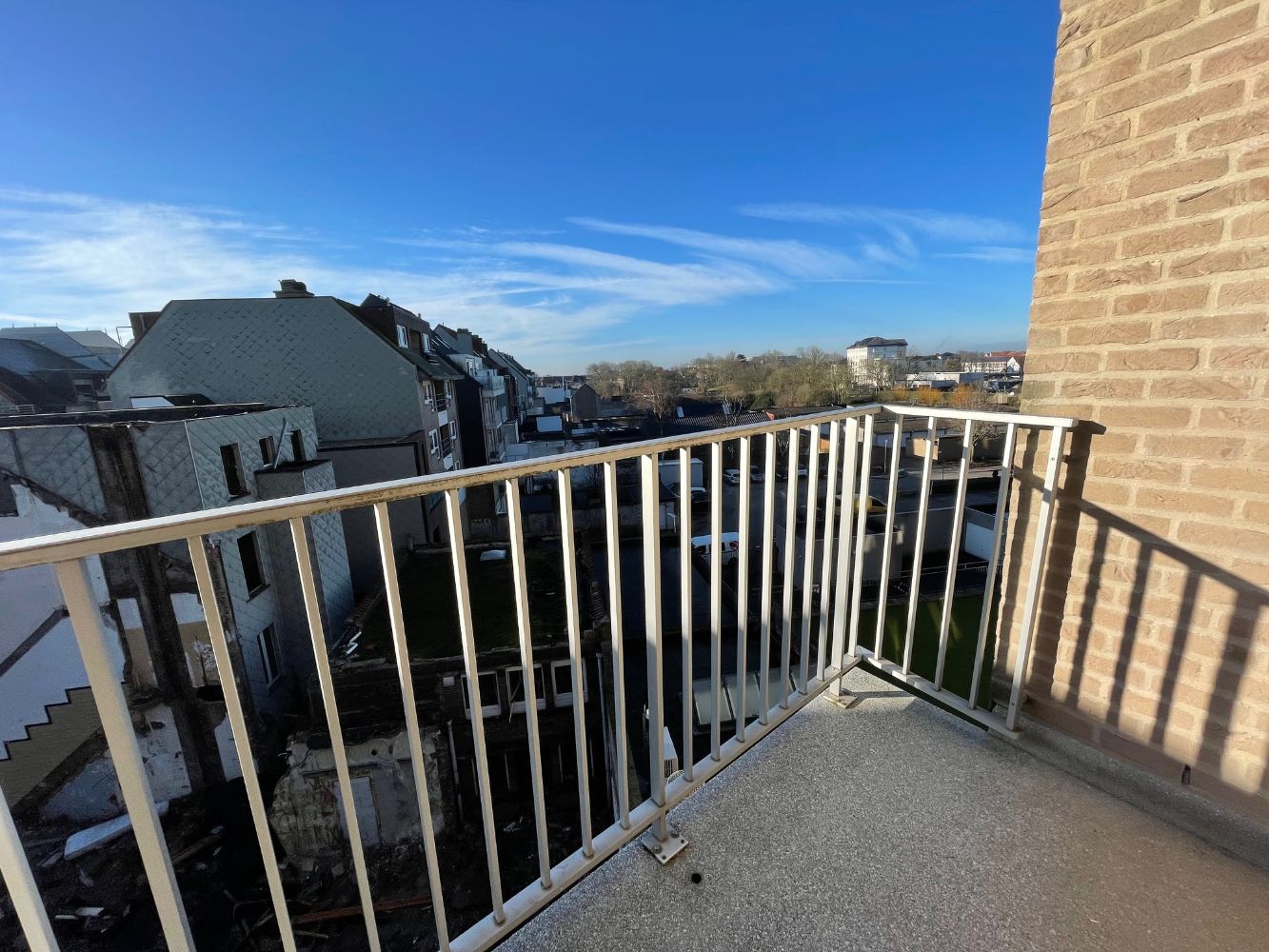 Ruim appartement met drie slaapkamers en twee badkamers( één met douche en één met bad). foto 16