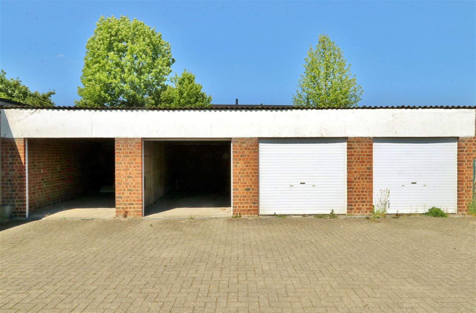 Garage foto {{pictureIndex}}