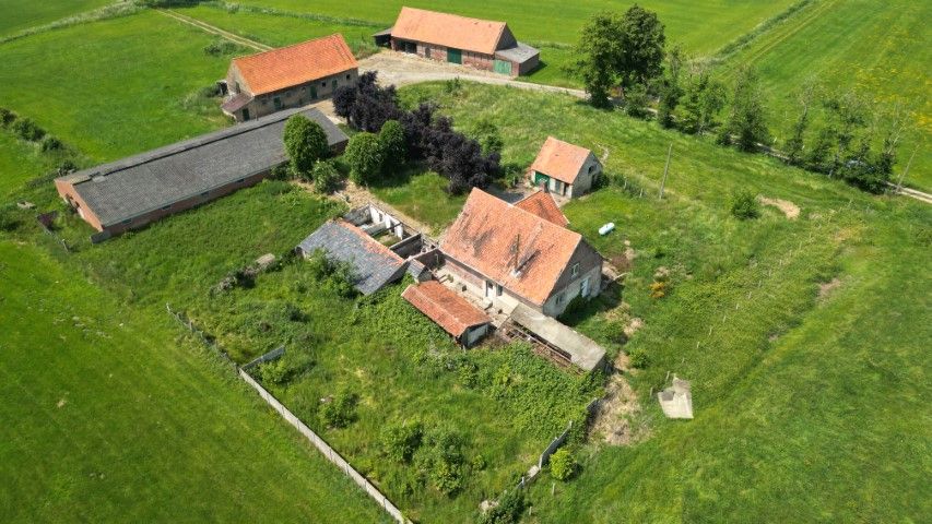 Idylissch gelegen hoeve met diverse bijgebouwen op 3ha foto 6