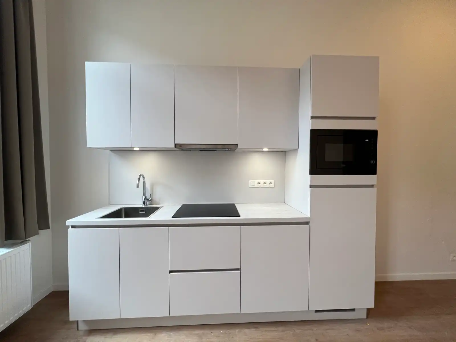 Volledig gerenoveerde studio op uitstekende locatie te huur foto 6