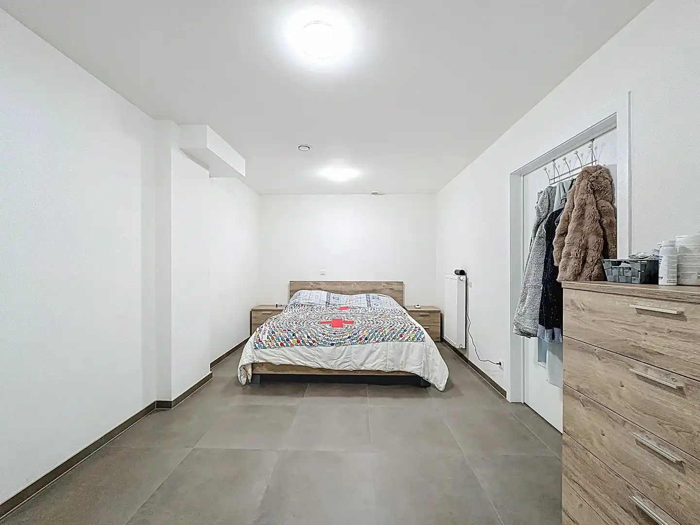 Volledig gerenoveerd en zeer ruim appartement met garage. foto 3