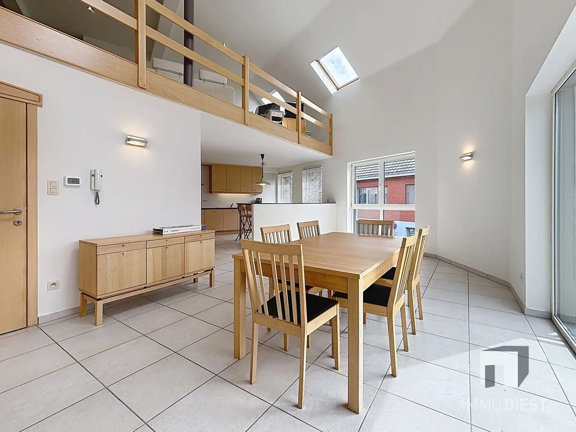 Knap duplexappartement badend in licht op gunstige ligging in Zichem. foto 2