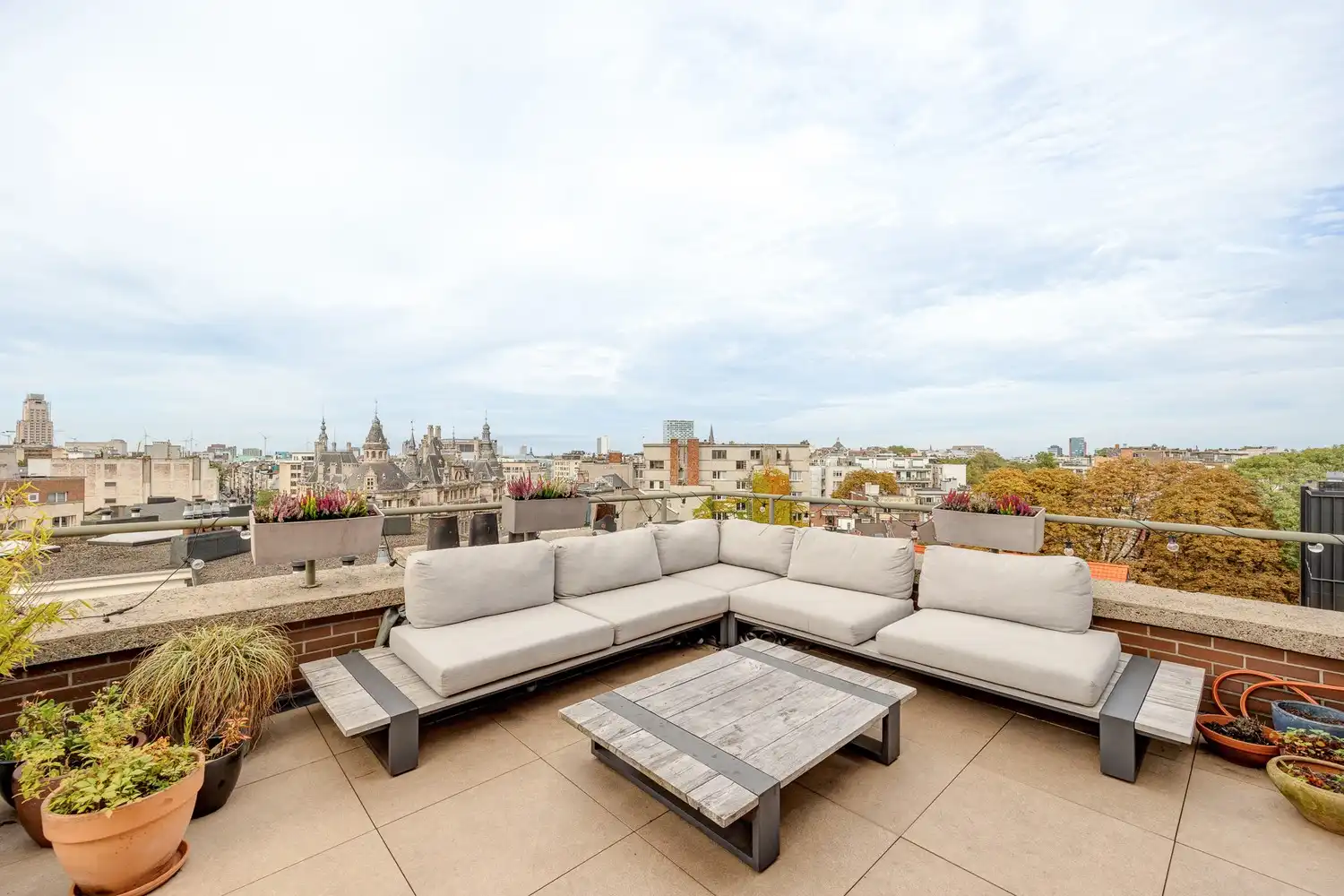 Fantastische energiezuinige penthouse (EPC B!) aan de Nationale Bank met 2 slaapkamers en 2 badkamers, zalig terras 20m², ruime kelder en 2 optionele garages foto 3