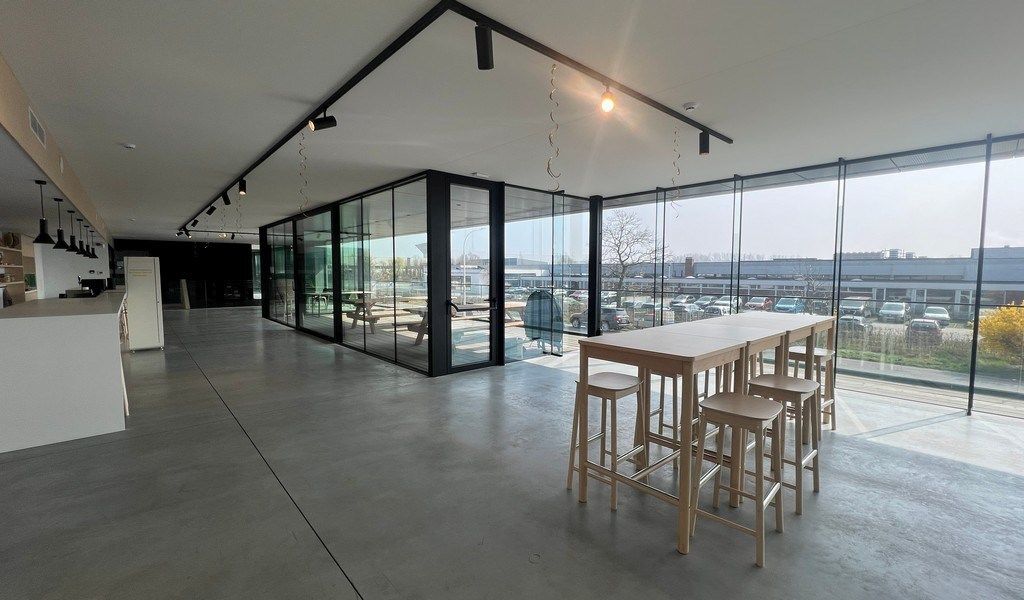 Recent bedrijfsgebouw met prachtige kantoren te huur in Lokeren foto 7