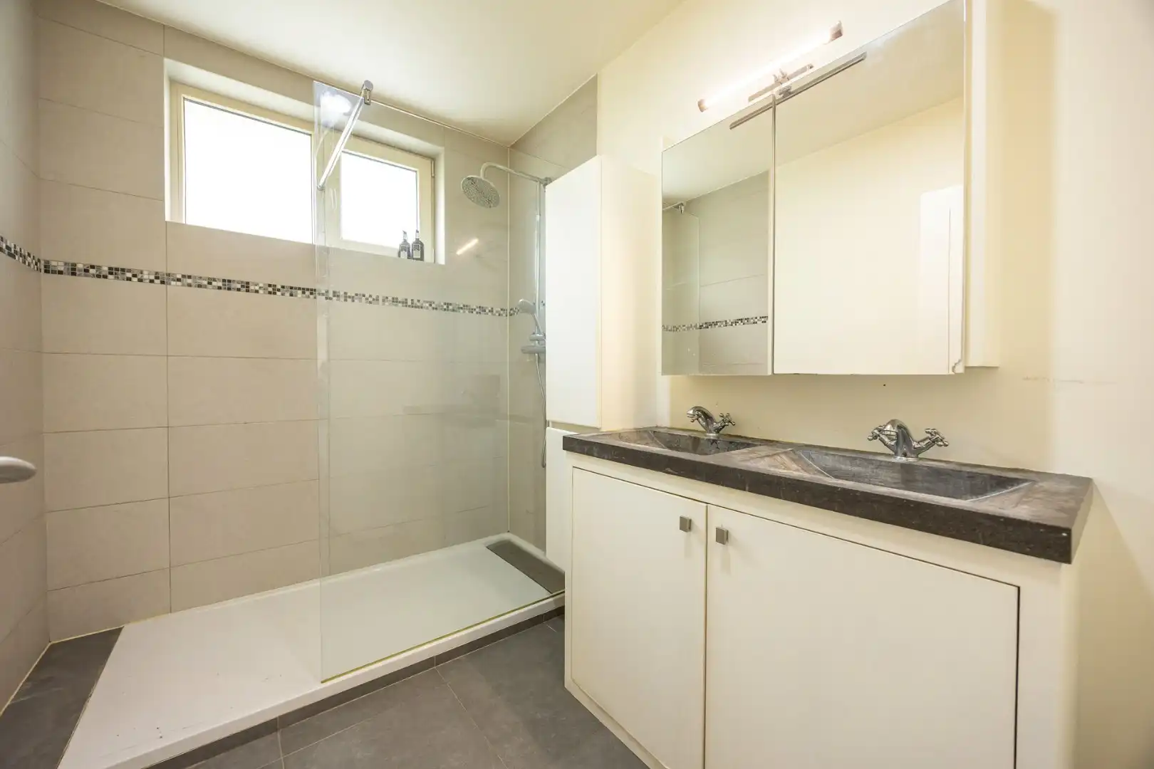 Zeer ruime woning (8 slpk + 8 badkamers) op een perceel van ca. 1.522 m² te Wijnegem/grens Schilde foto 24
