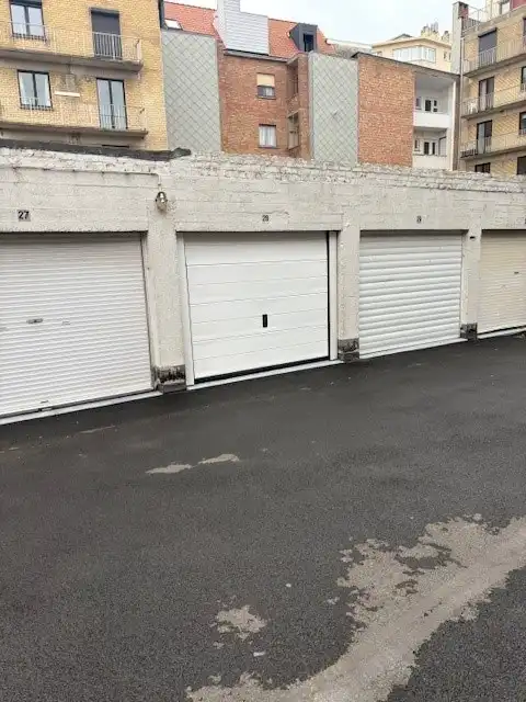 Gesloten garagebox met elektriciteit-verlichting op gelijkvloers complex foto 4