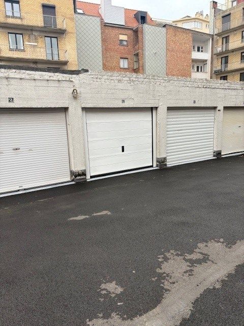 Gesloten garagebox met elektriciteit-verlichting op gelijkvloers complex foto 4