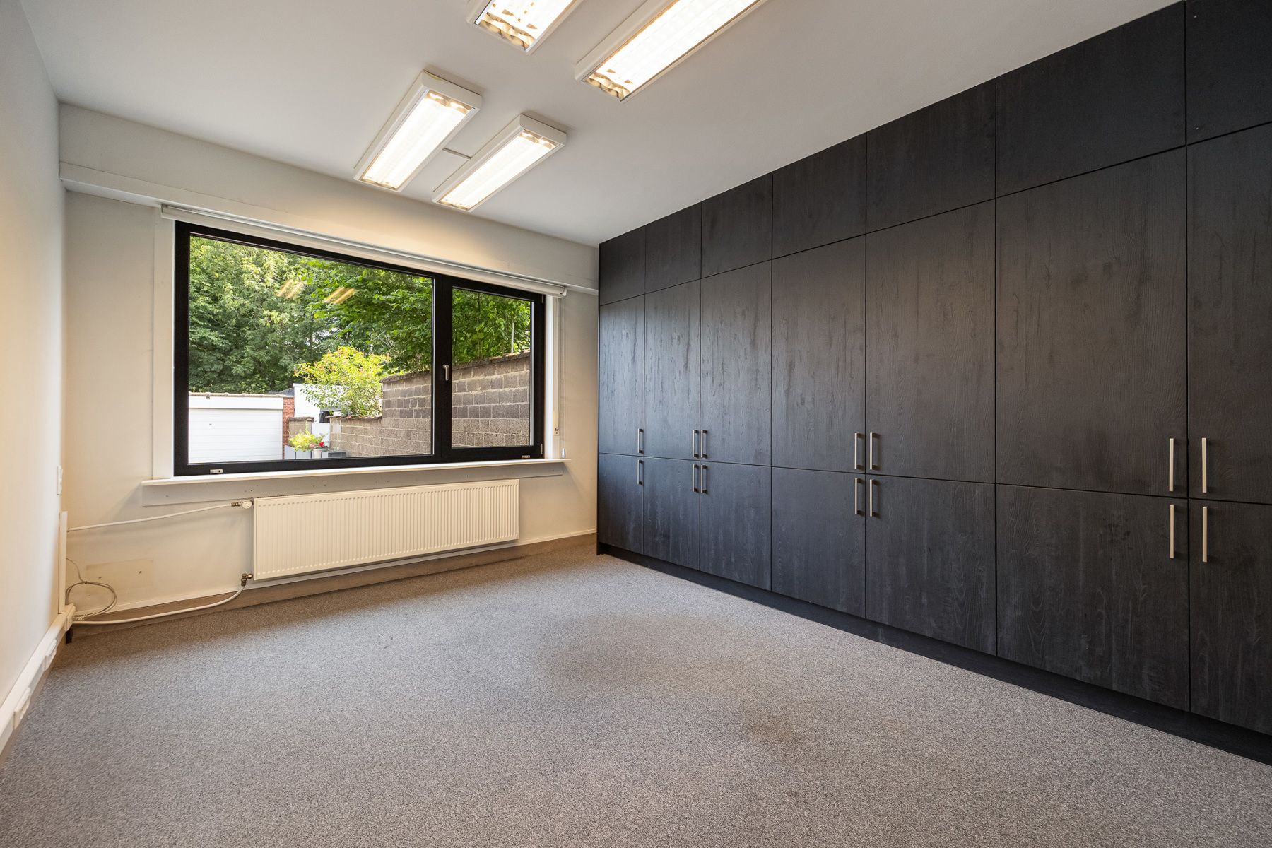 Om te vormen kantoorgebouw met 2 garages en gunstig EPC  foto 9