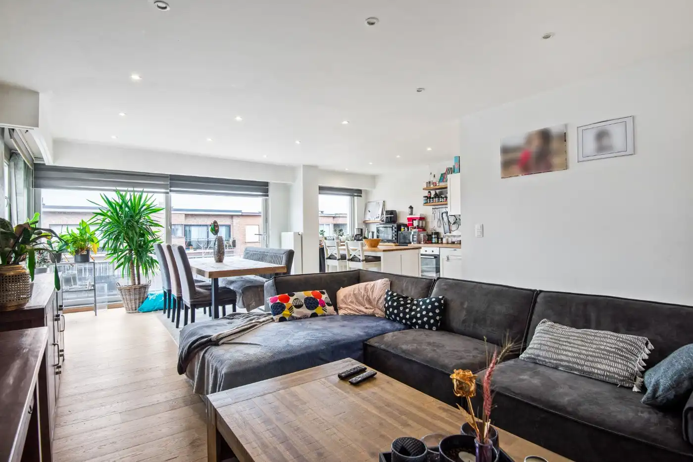 Tof, ruim app. op 2e verd. met 3 slpk. en garage foto 2