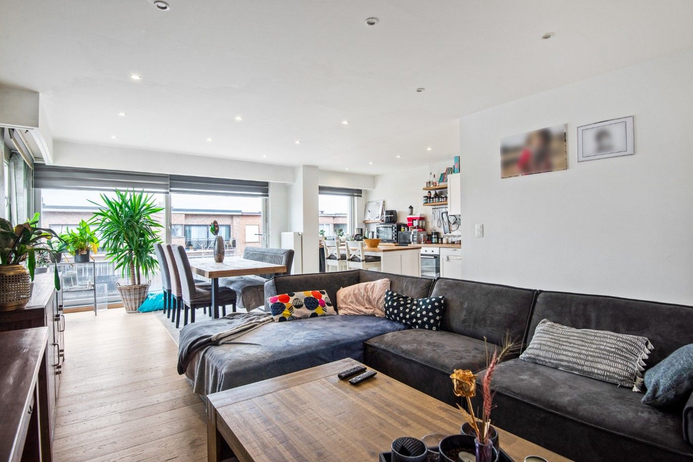 Tof, ruim app. op 2e verd. met 3 slpk. en garage foto 2