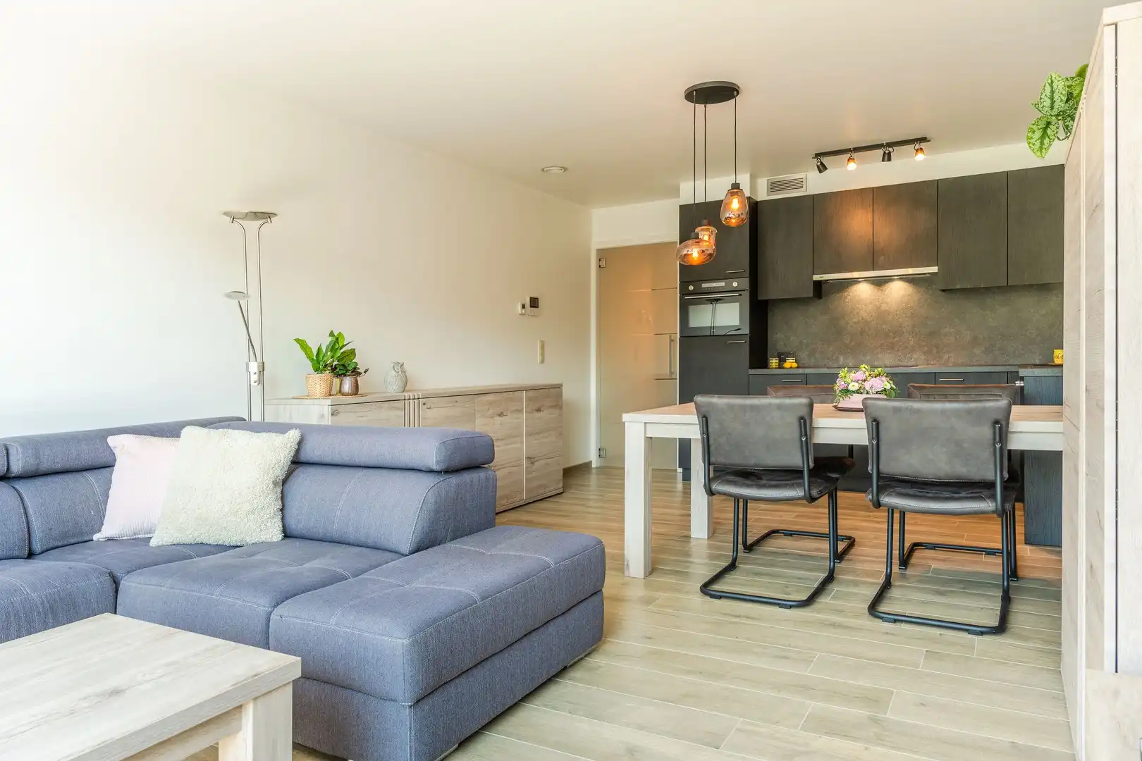 INSTAPKLAAR GELIJKVLOERS APPARTEMENT MET ZUIDTUIN & GARAGE foto 5