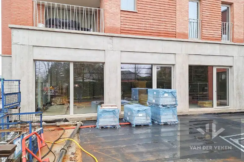 Casco en centraal gelegen nieuwbouw handelsgelijkvloers (160m²) met gezellig terras (130m²) foto 7