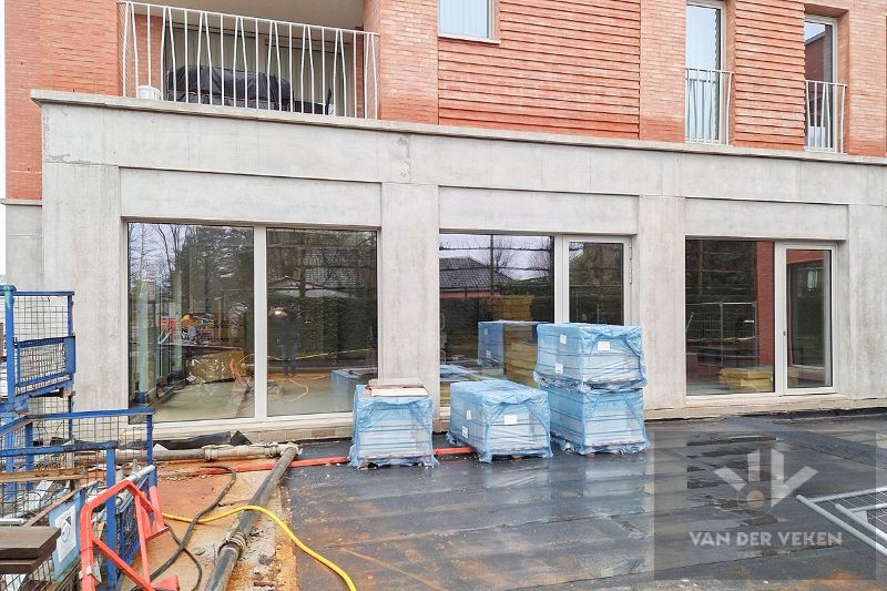 Casco en centraal gelegen nieuwbouw handelsgelijkvloers (160m²) met gezellig terras (130m²) foto 7