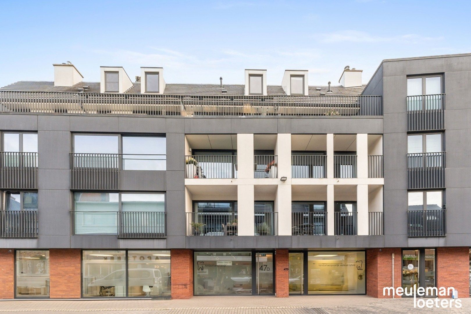 Lichtrijk duplexappartement met ruim terras en garage foto {{pictureIndex}}