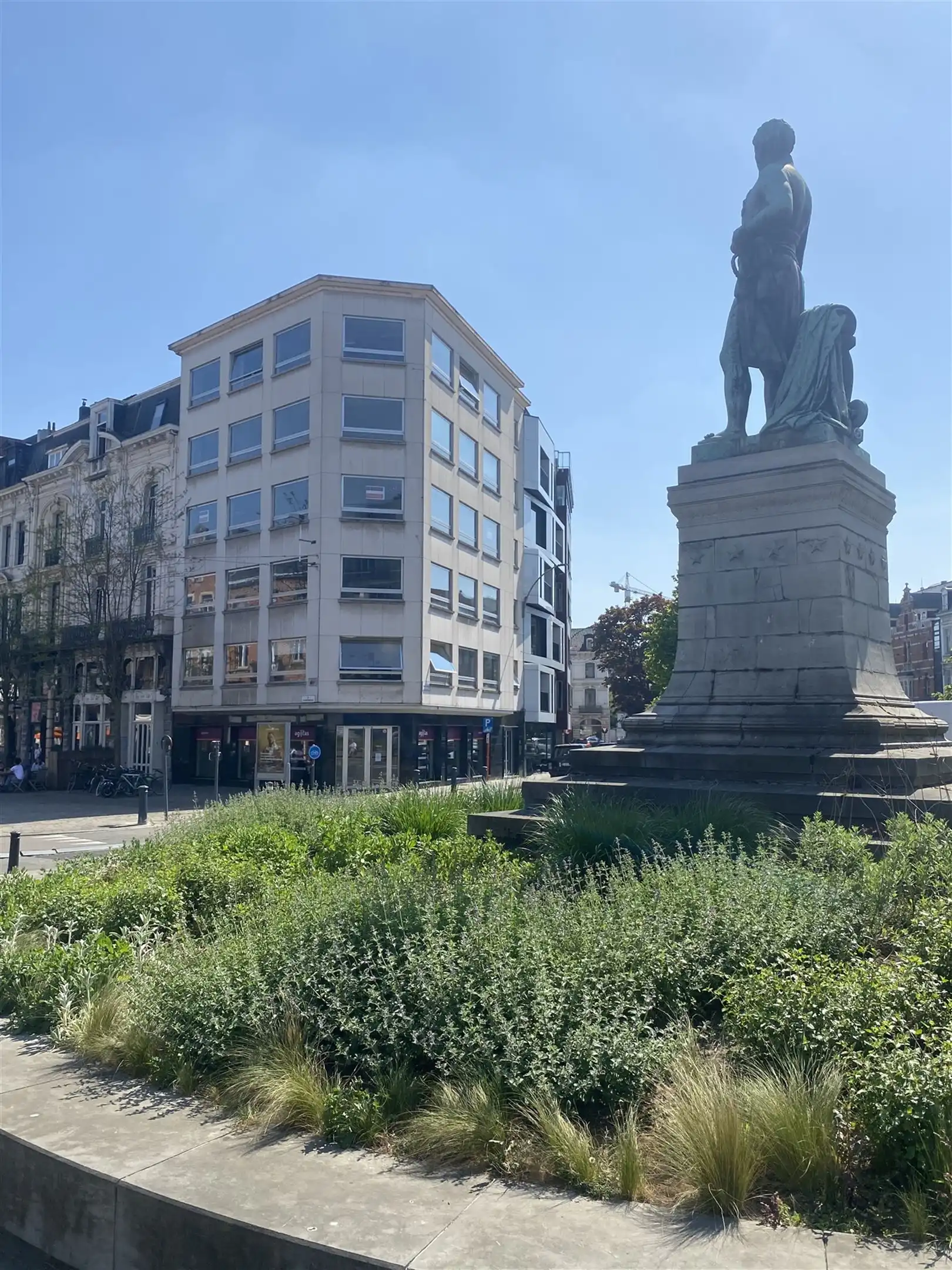 Lichtrijke kantoren in hartje Gent foto {{pictureIndex}}