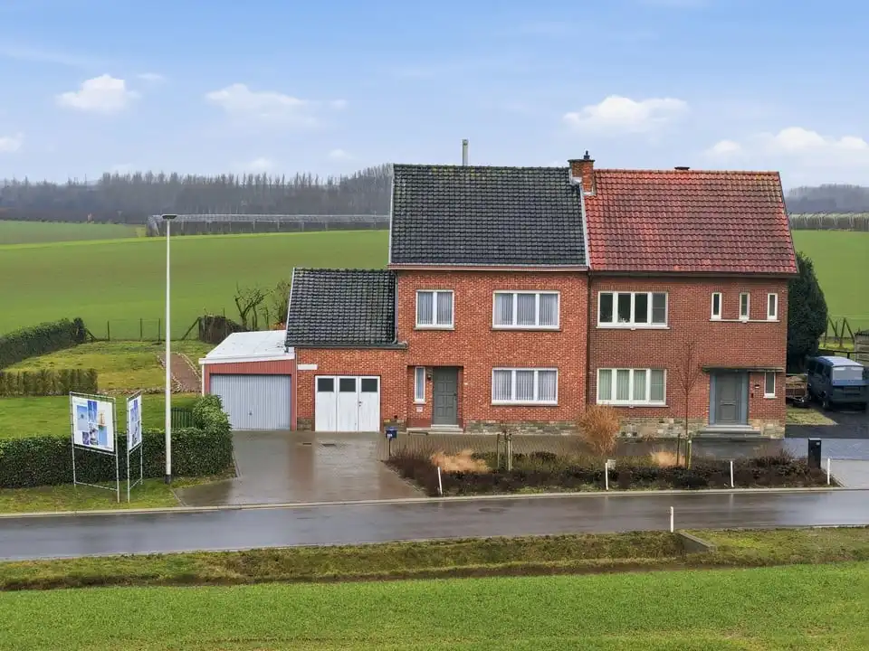 Hoofdfoto van de publicatie: OP TE FRISSEN GEZINSWONING MET GARAGE OP EEN RUIM PERCEEL VAN 10A IN GINGELOM