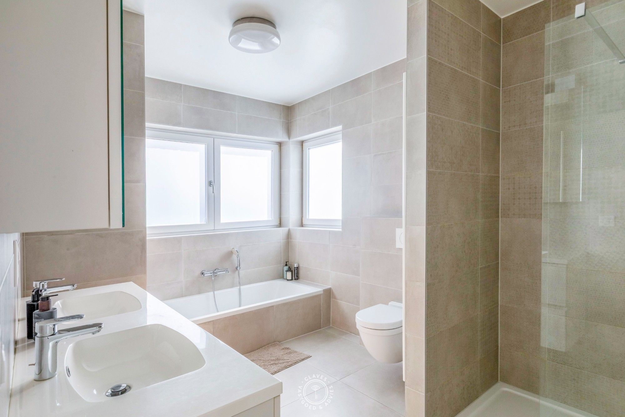 Instapklaar genieten in een moderne woning met tuin en zwembad foto 18