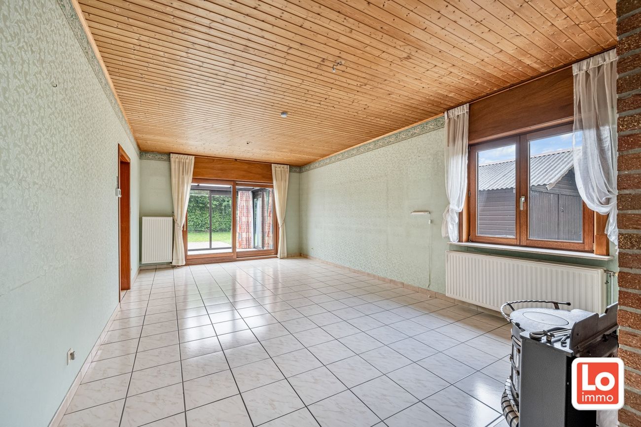 VERKOCHT! Te renoveren gelijkvloerse woning met inpandige garage op een mooie locatie in een rustige doodlopende straat in Lochristi! foto 4