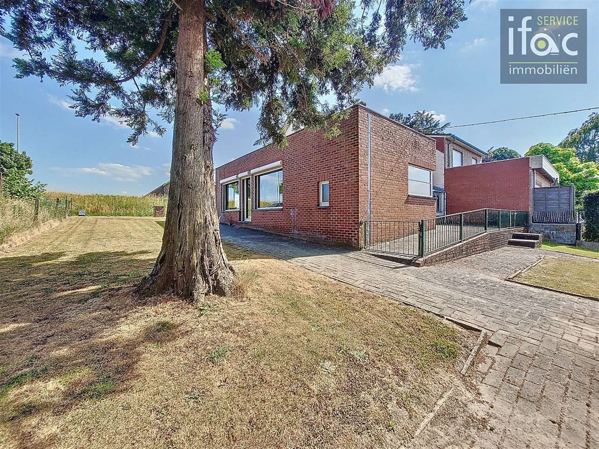 Centraal gelegen driegevelwoning met mooie tuin op ±7a foto 16