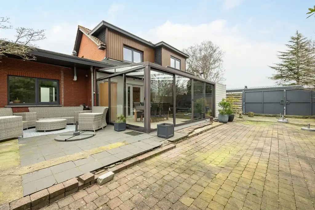 Woning met grote tuin op centrale locatie foto 8