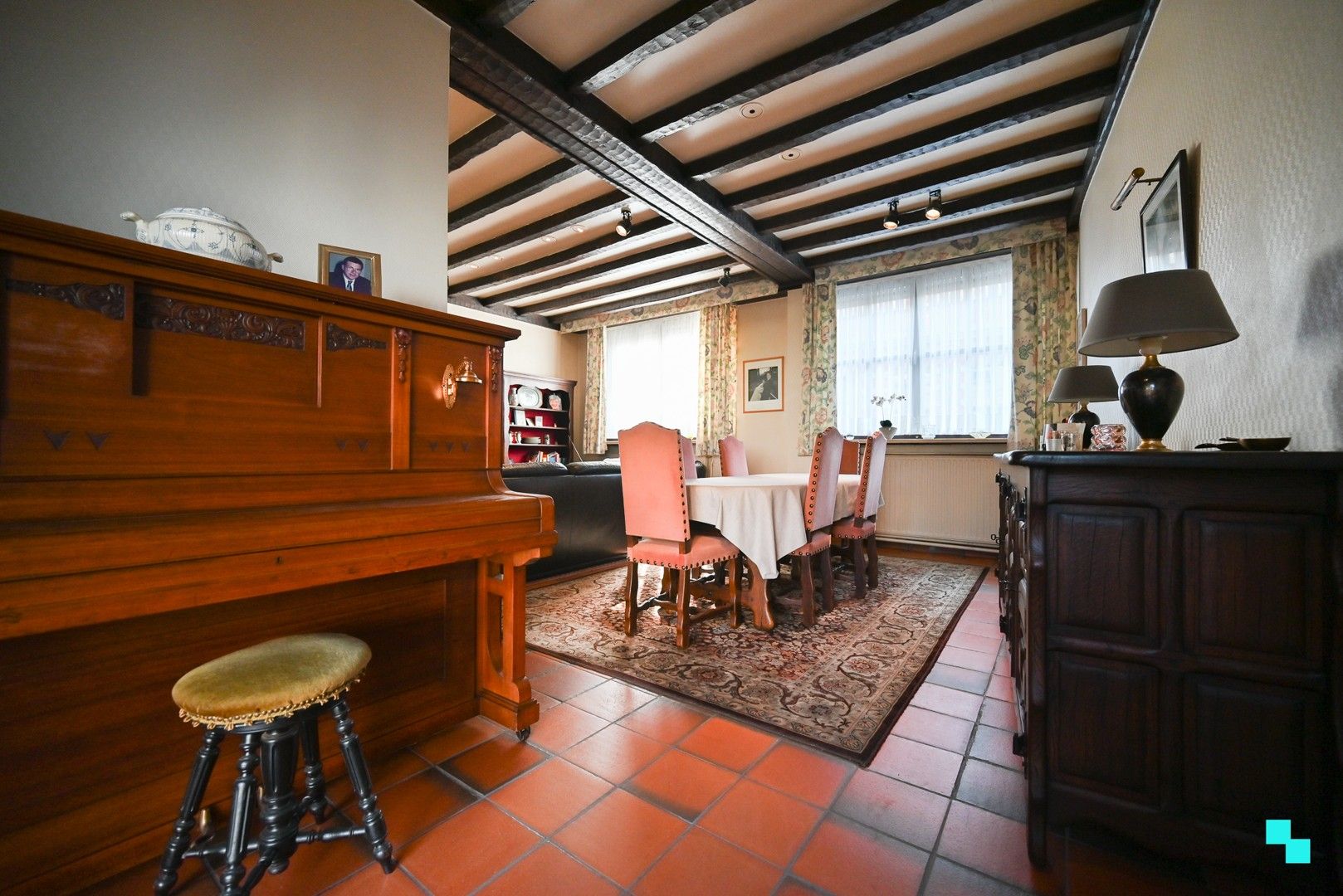 Neoclassicistisch getinte burgerwoning in hartje Izegem foto 9