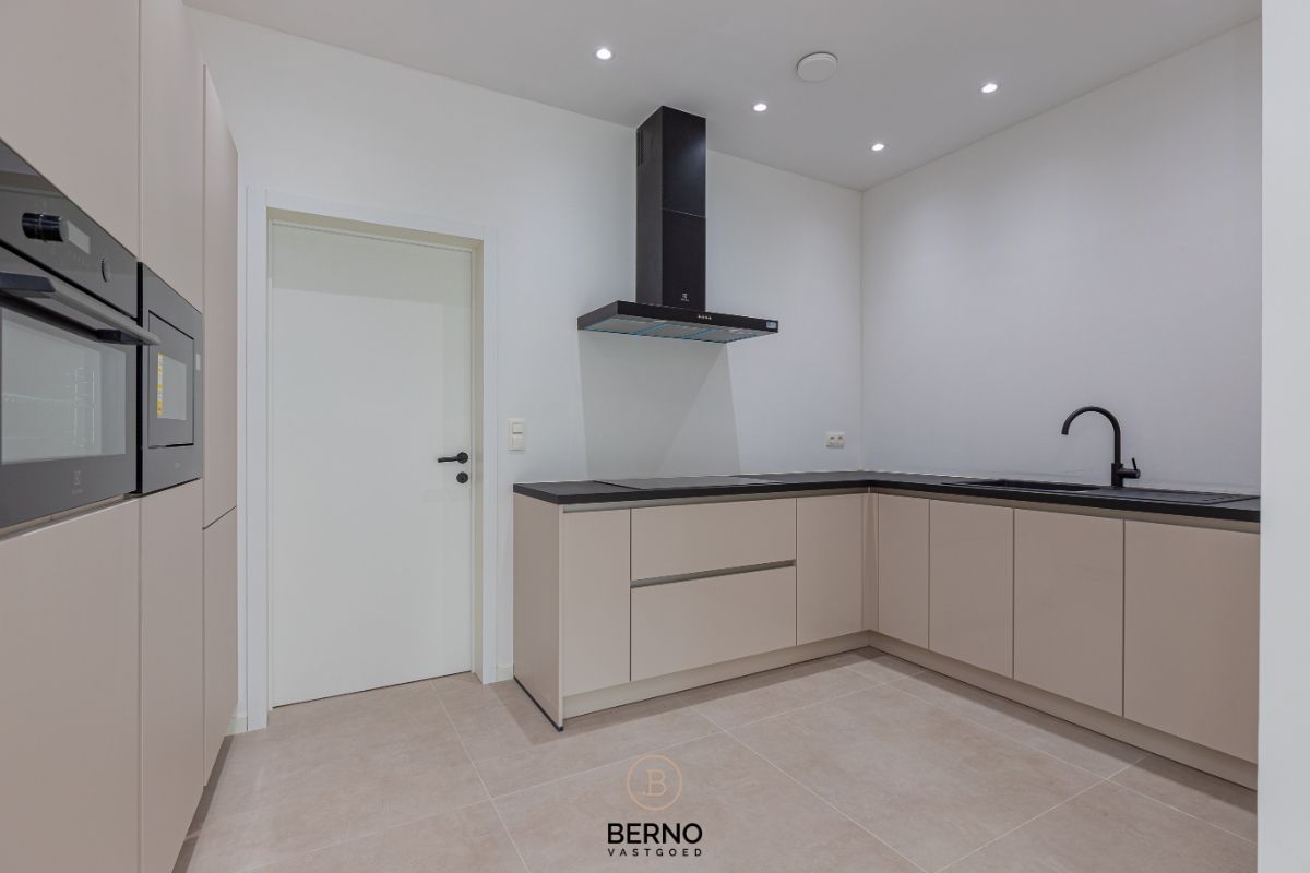 Vernieuwbouw woning met tuin foto 5