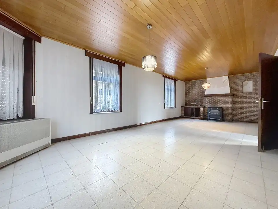 Half open, te renoveren woning met garage op 354m² op Stadenberg foto {{pictureIndex}}
