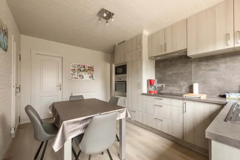 Prachtige alleenstaande instapklare woning met 5 slaapkamers inpandige garage, mooi terras en tuin TE KOOP in hartje Sint-Baafs-Vijve foto 9