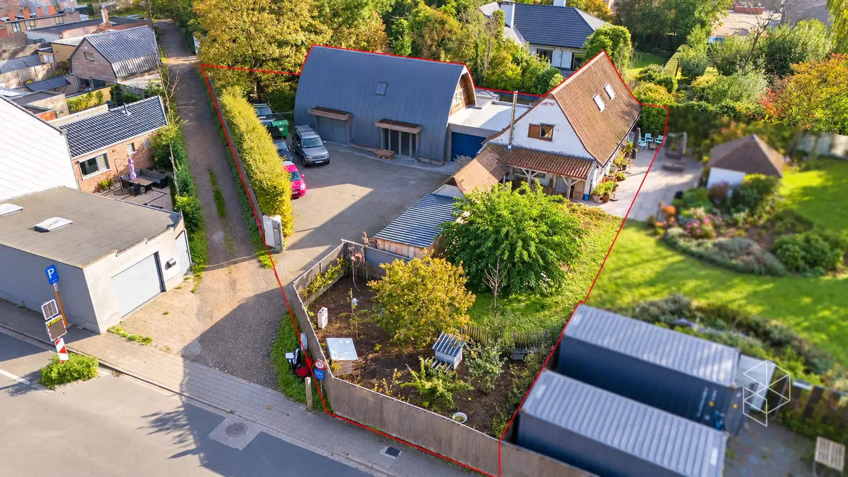 Karaktervolle woning in loftstijl met ruime loods op circa 1117 m² in Assebroek foto 7