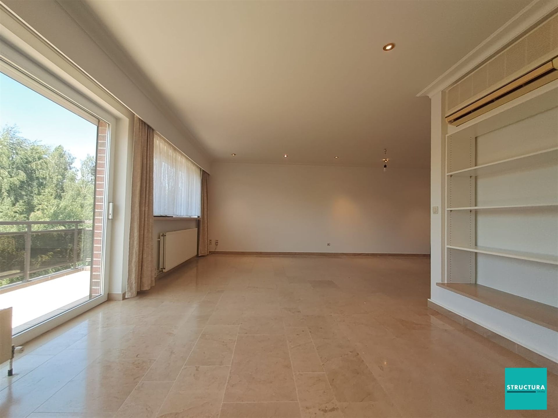 Ruim penthouse met drie slaapkamers, kelderberging en garage op toplocatie. foto 8